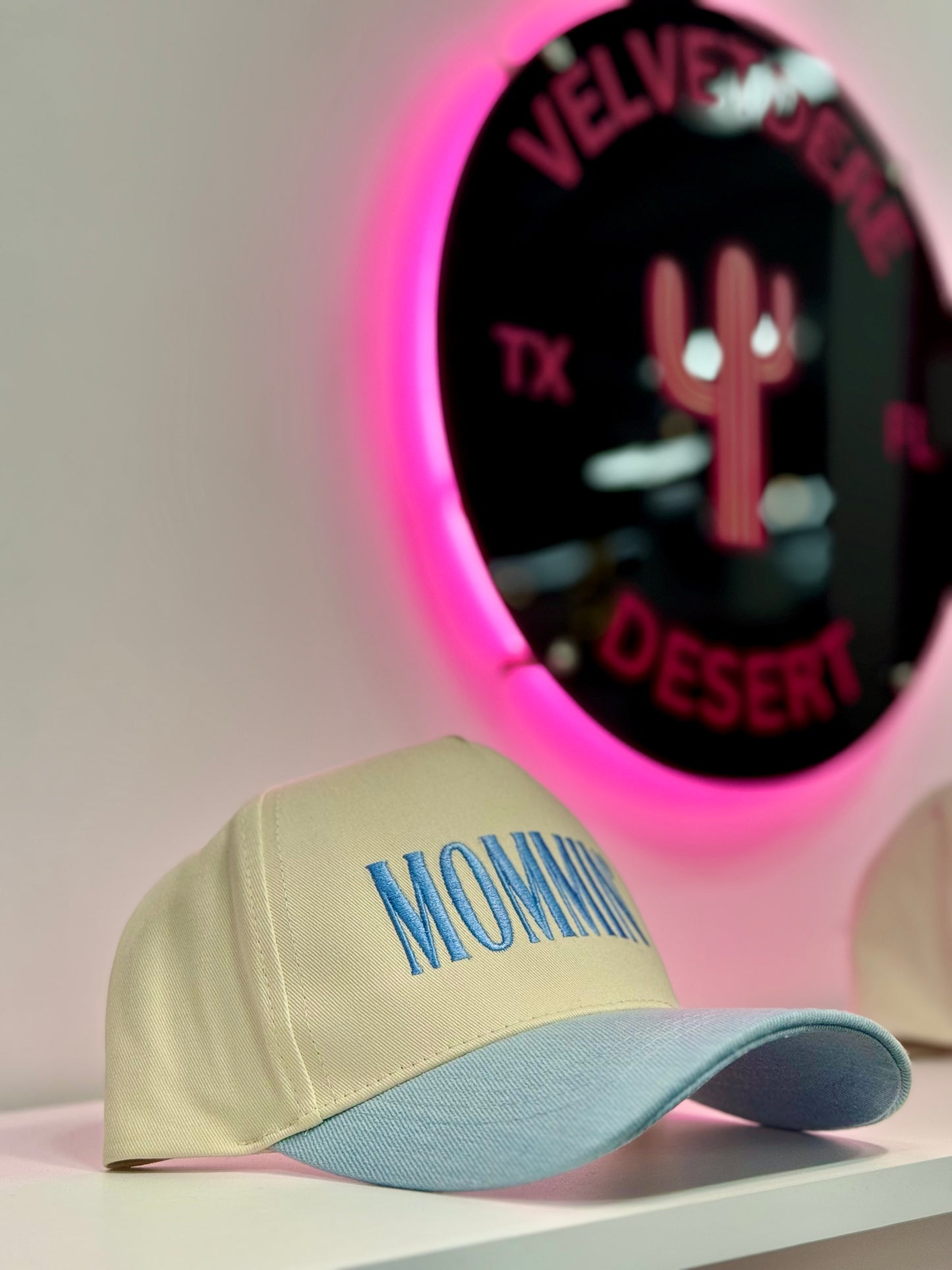 MOMMIN’ Trucker Hat