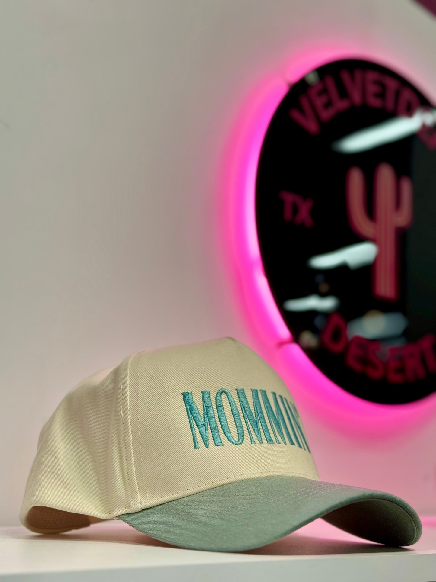 MOMMIN’ Trucker Hat
