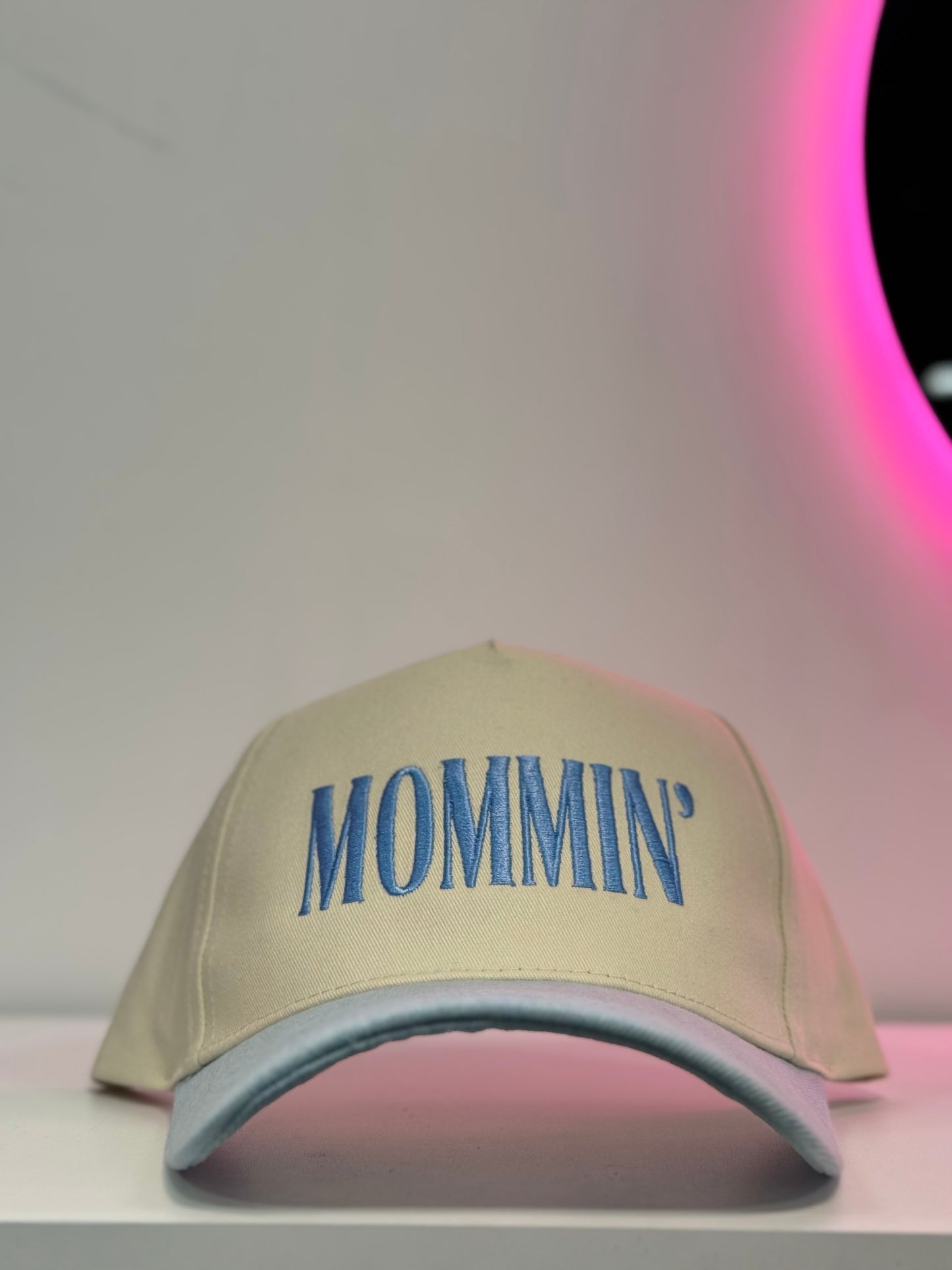 MOMMIN’ Trucker Hat
