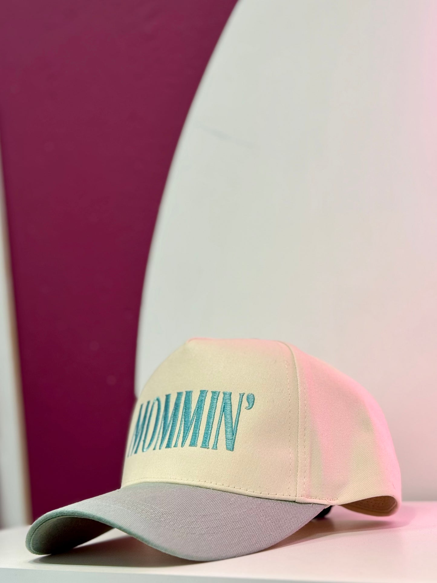 MOMMIN’ Trucker Hat