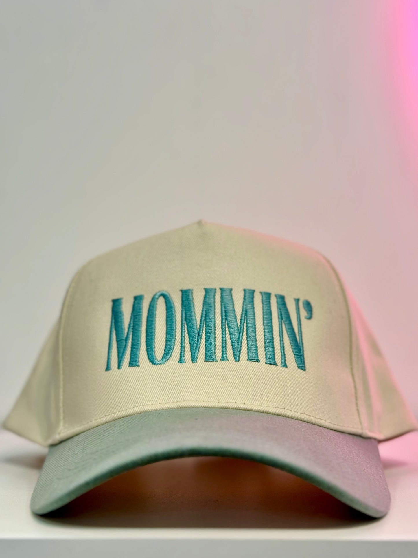 MOMMIN’ Trucker Hat