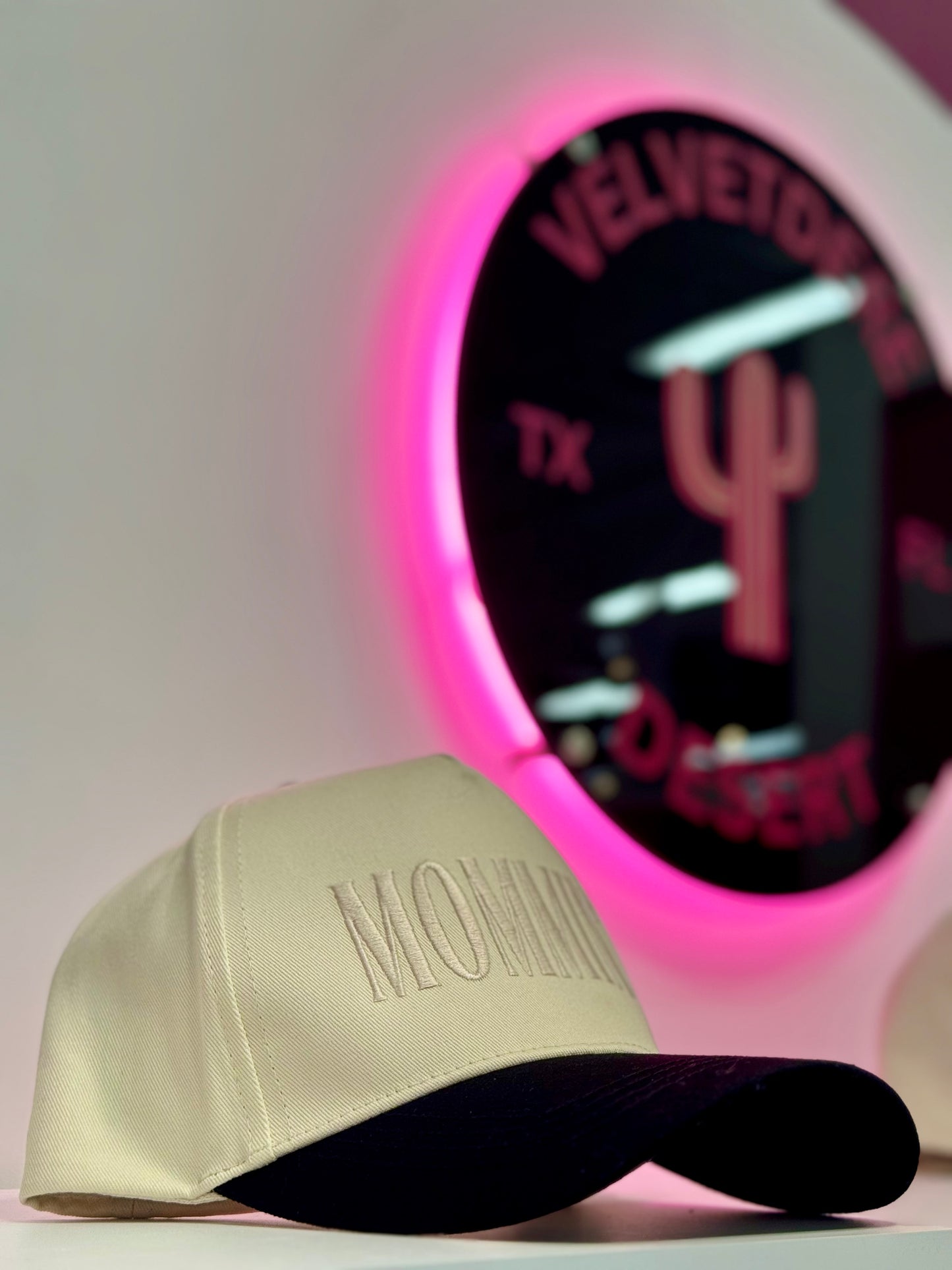 MOMMIN’ Trucker Hat