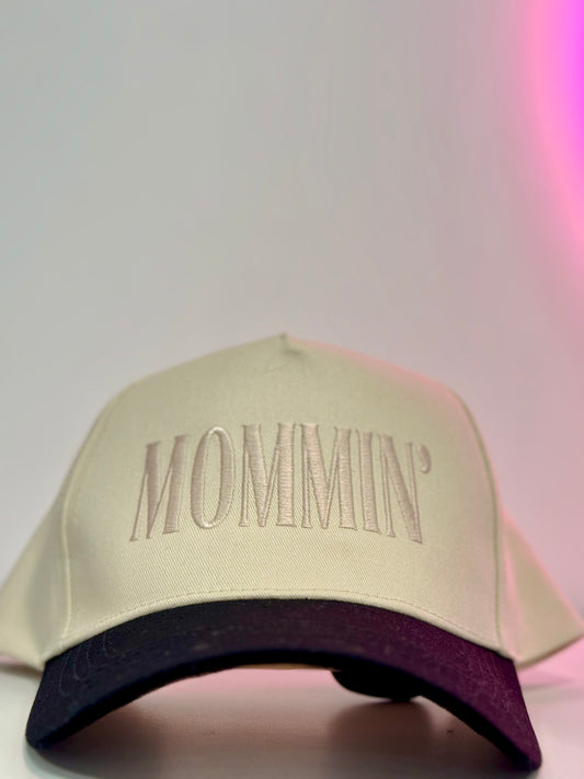 MOMMIN’ Trucker Hat